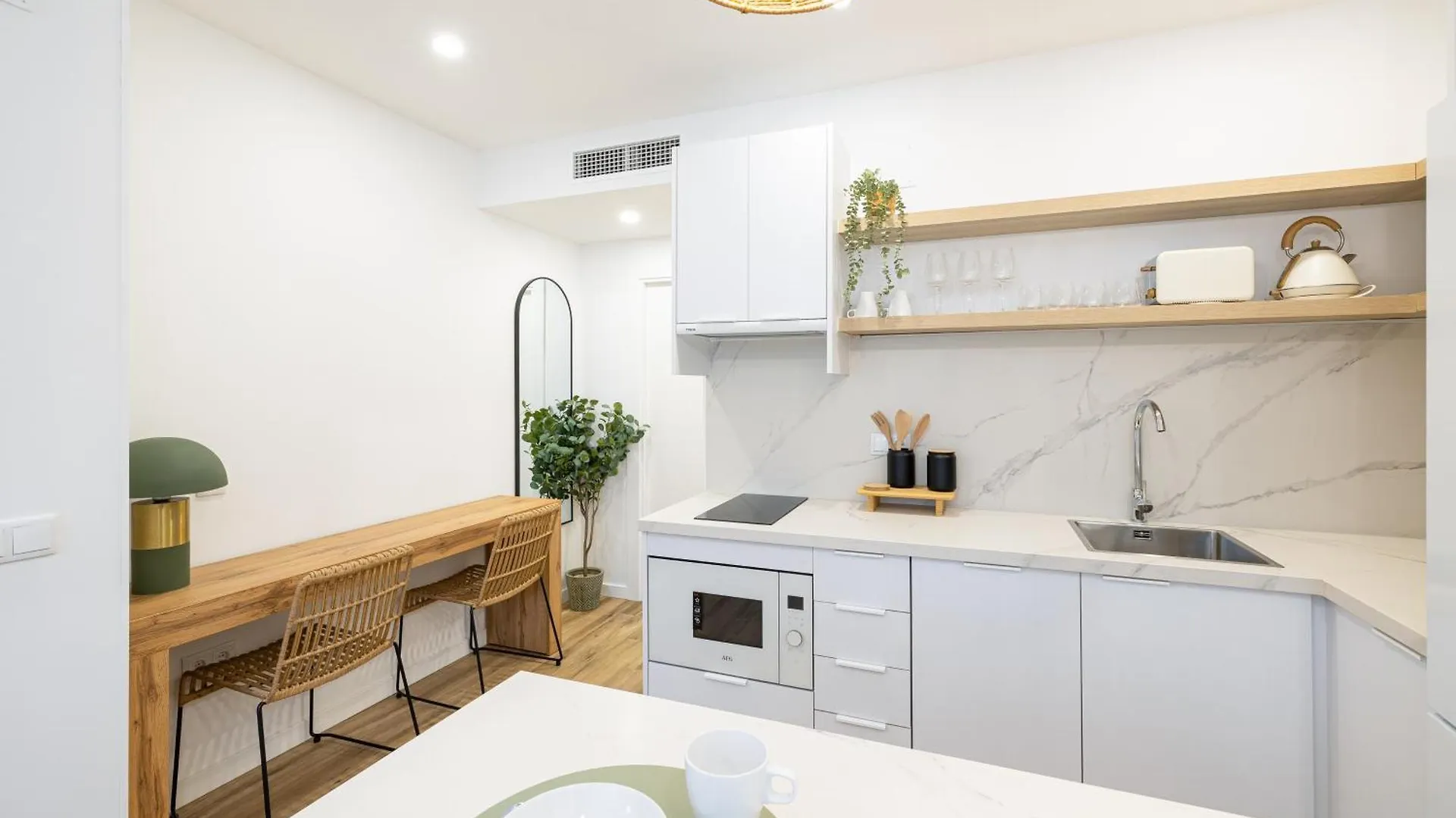 Bright Renovated -Terrace -1Bedroom 1Bath Malaga Apartment