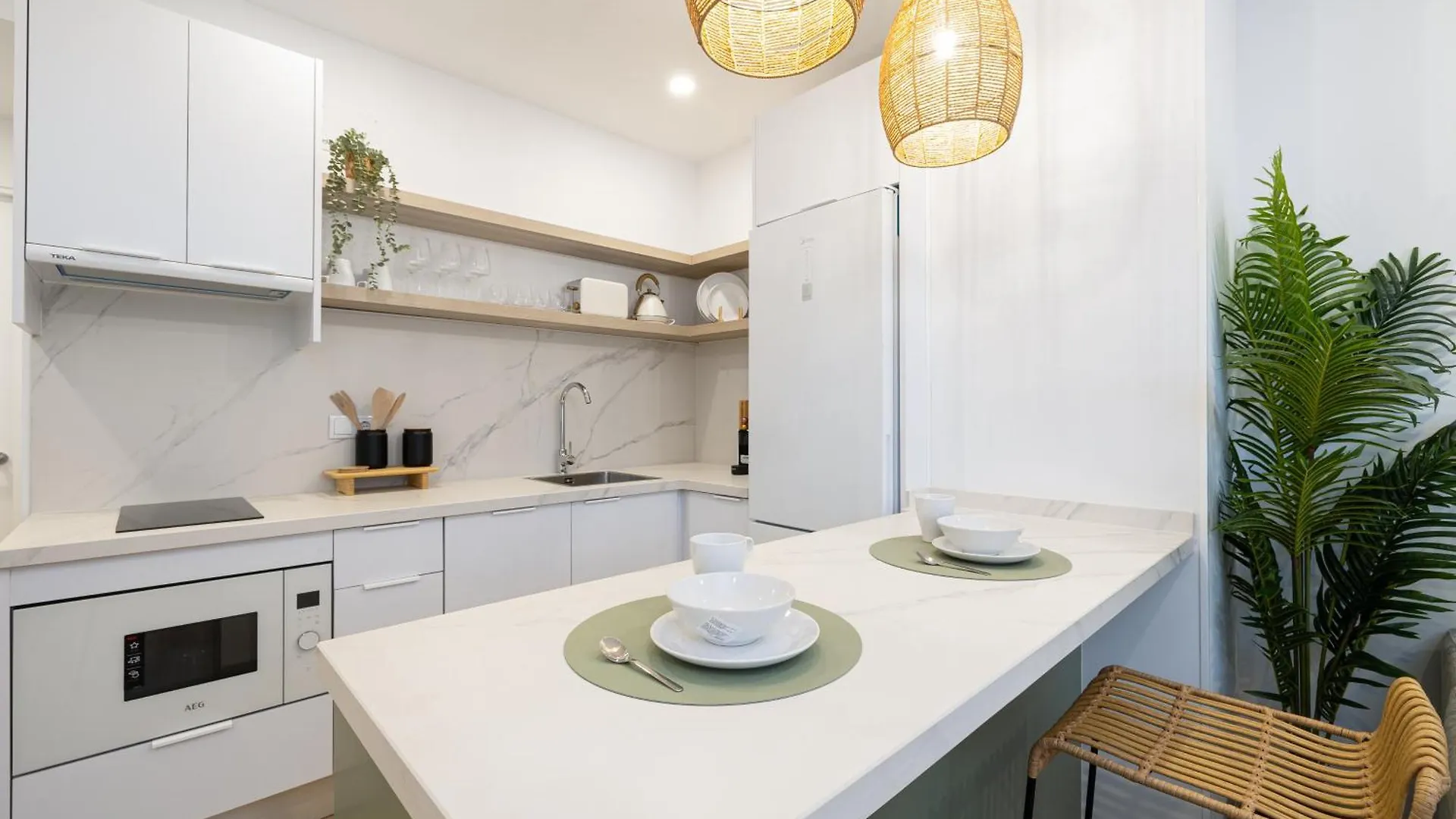 Bright Renovated -Terrace -1Bedroom 1Bath Malaga Apartment